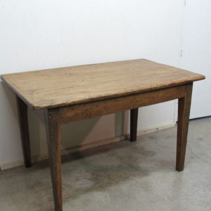 Mesa antigua rústica restaurada