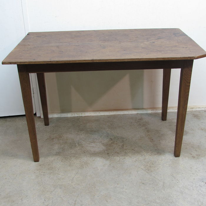 Mesa antigua restaurada vuelta al cole